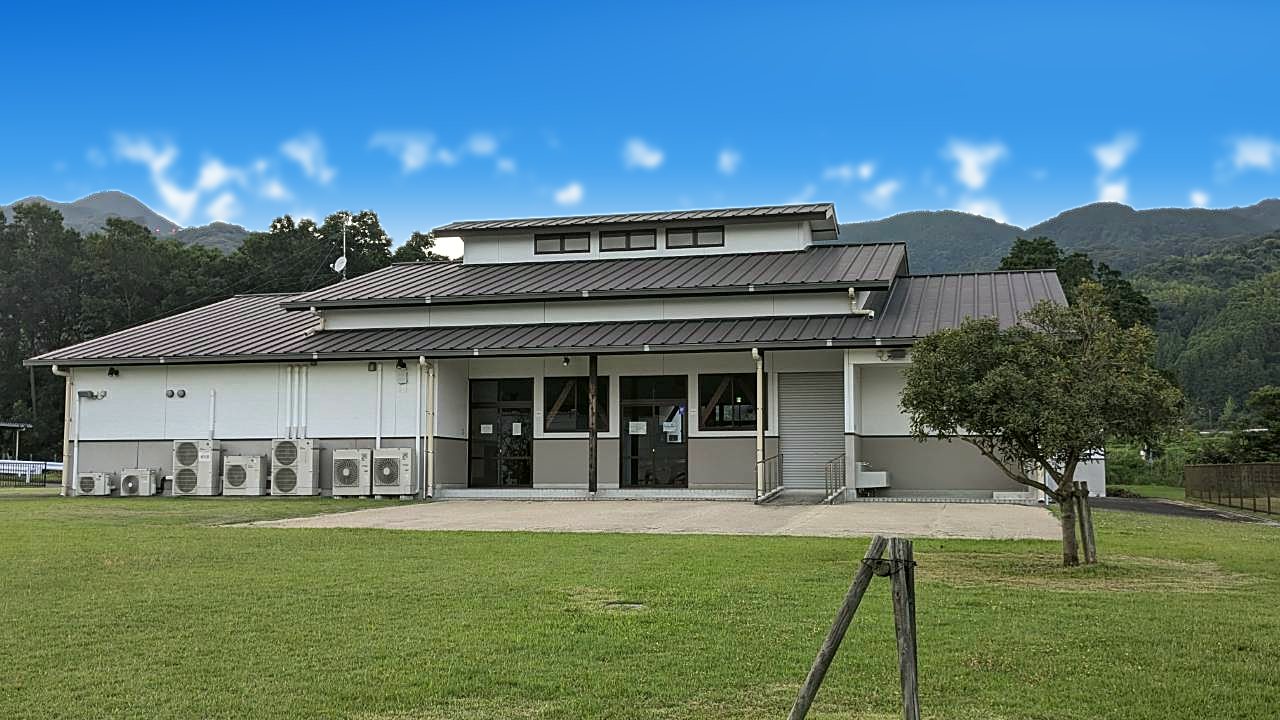 芝生広場の奥に建つ、さとやま交流館