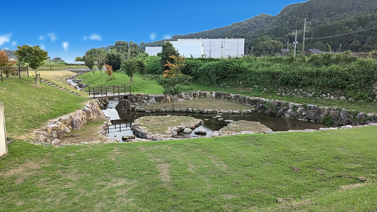 石組みの池と小さな橋