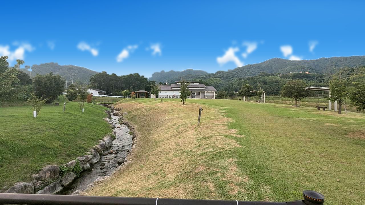 芝生のあいだを流れる石組みの小川